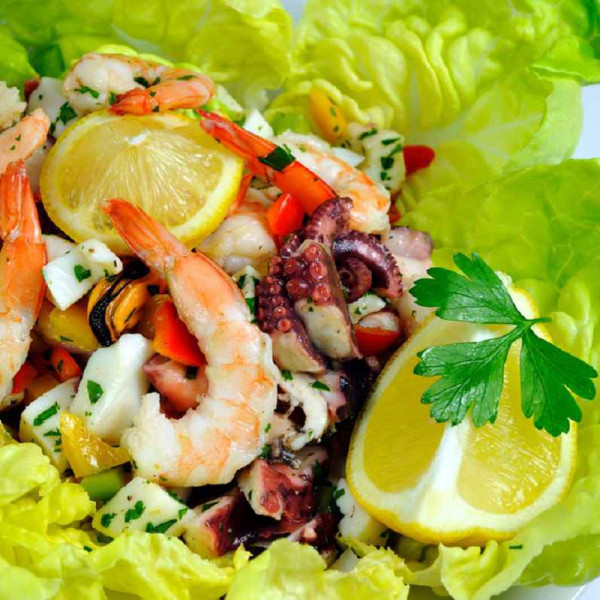 Insalata di mare mista con verdurine e limone