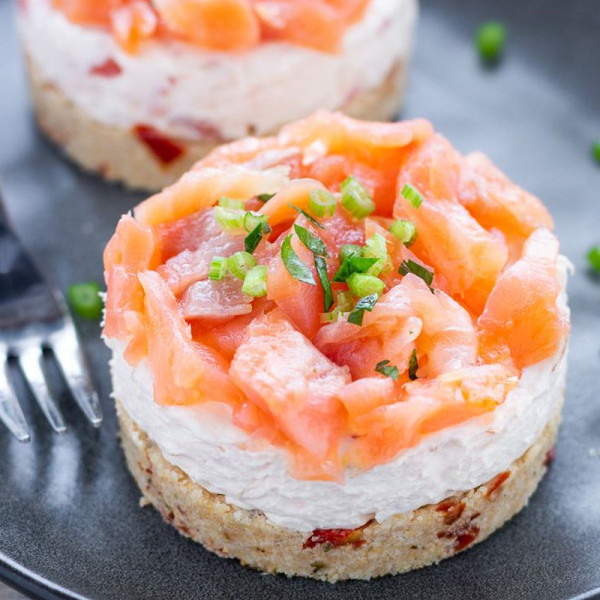 Cheeskcake salata con tartare di pesce fresco del girono